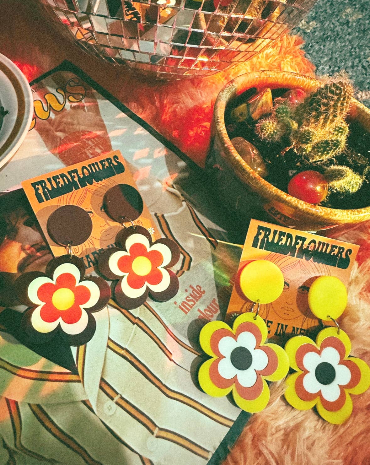 Boucles d'oreilles en forme de fleurs inspirées des années 1970