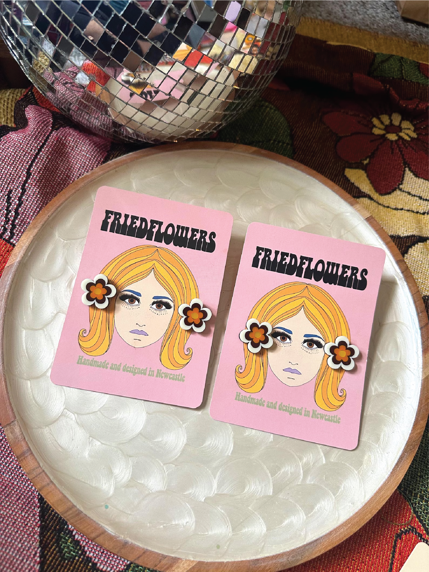 Boucles d'oreilles puces fleur rétro groovy