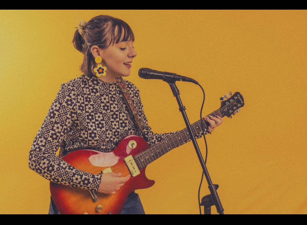 Boucles d'oreilles groovy en forme de fleur marron d'inspiration rétro des années 1970