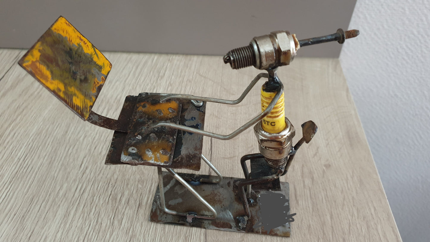 Figurines avec bougies et matériaux recyclés