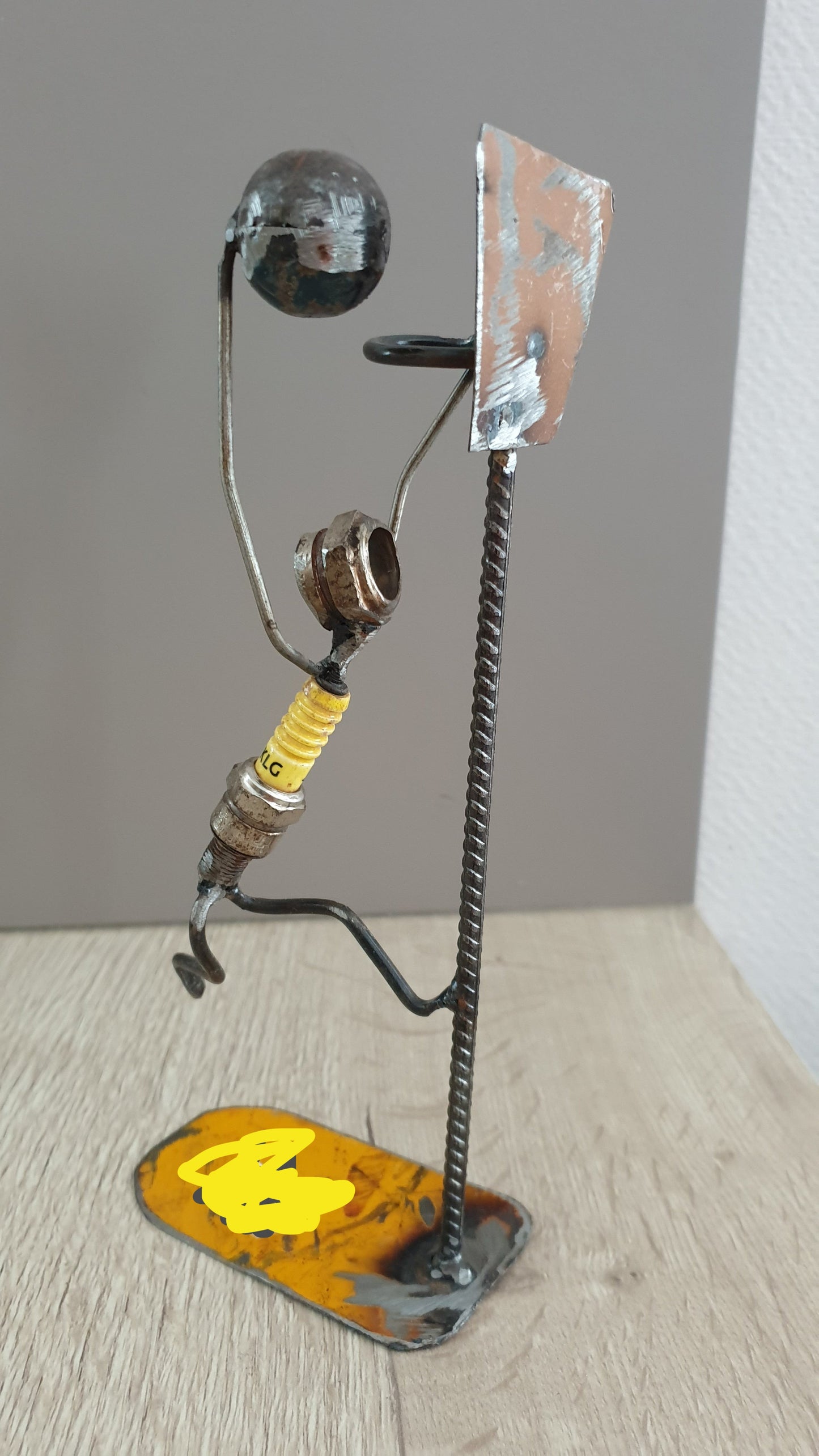 Figurines avec bougies et matériaux recyclés