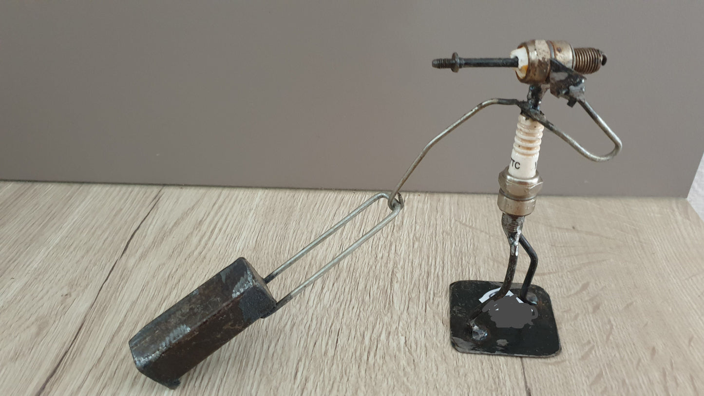Figurines avec bougies et matériaux recyclés