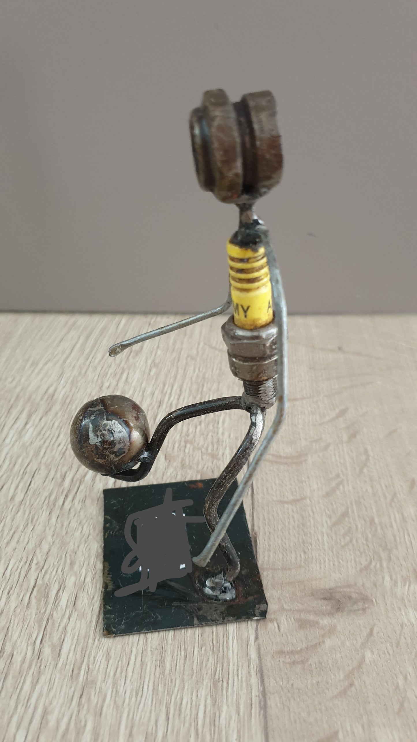 Figurines avec bougies et matériaux recyclés