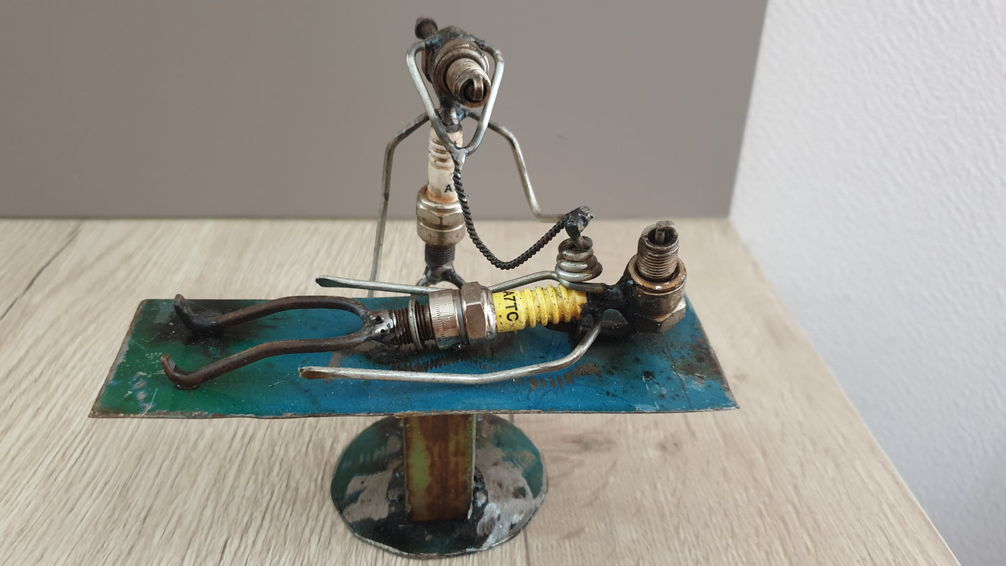 Figurines avec bougies et matériaux recyclés
