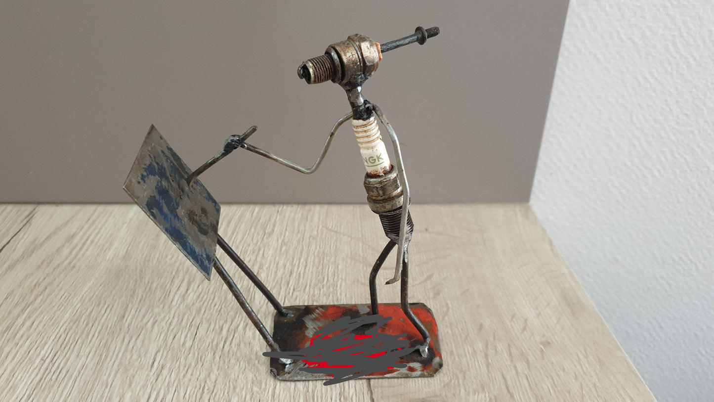 Figurines avec bougies et matériaux recyclés