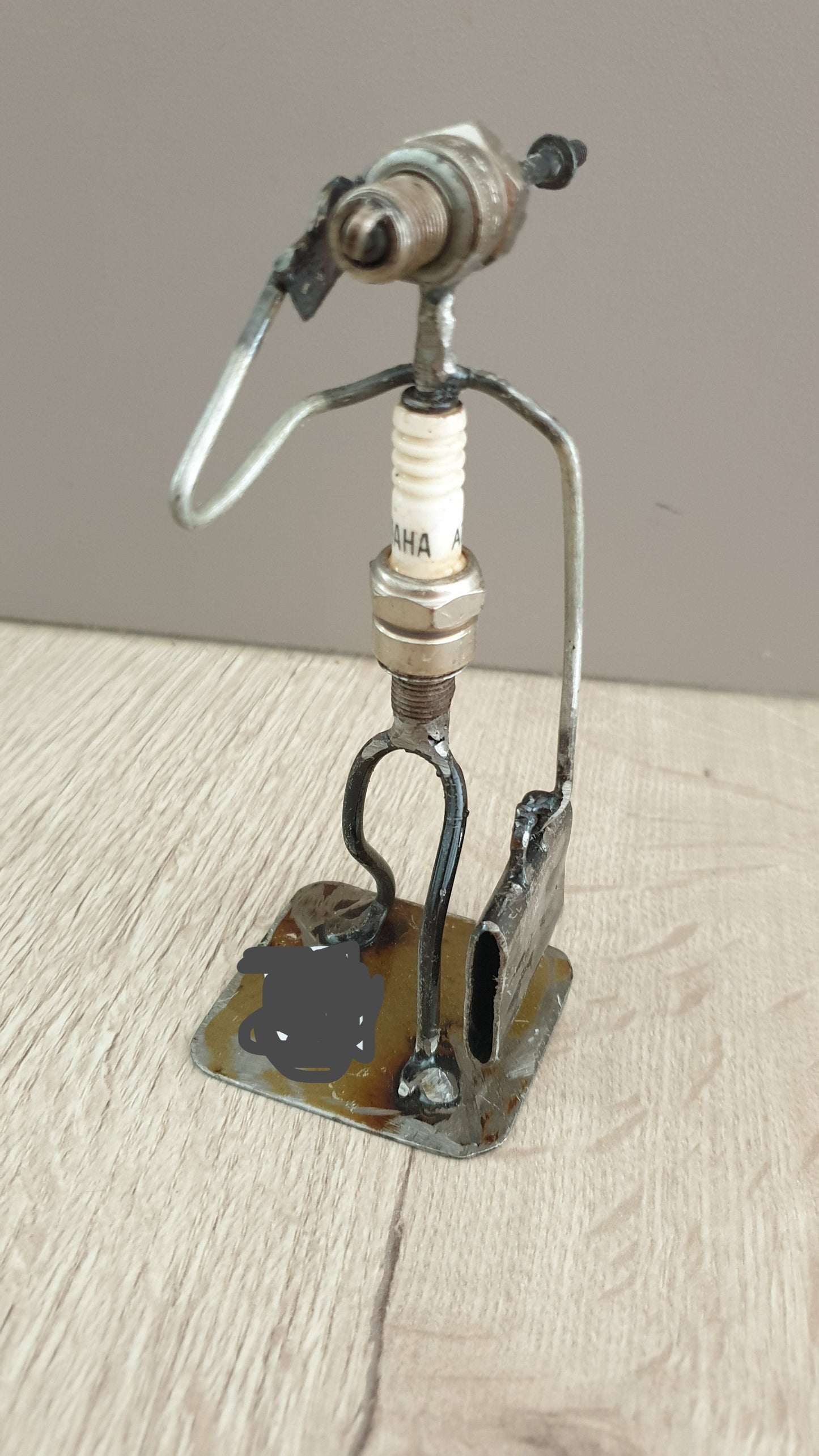 Figurines avec bougies et matériaux recyclés