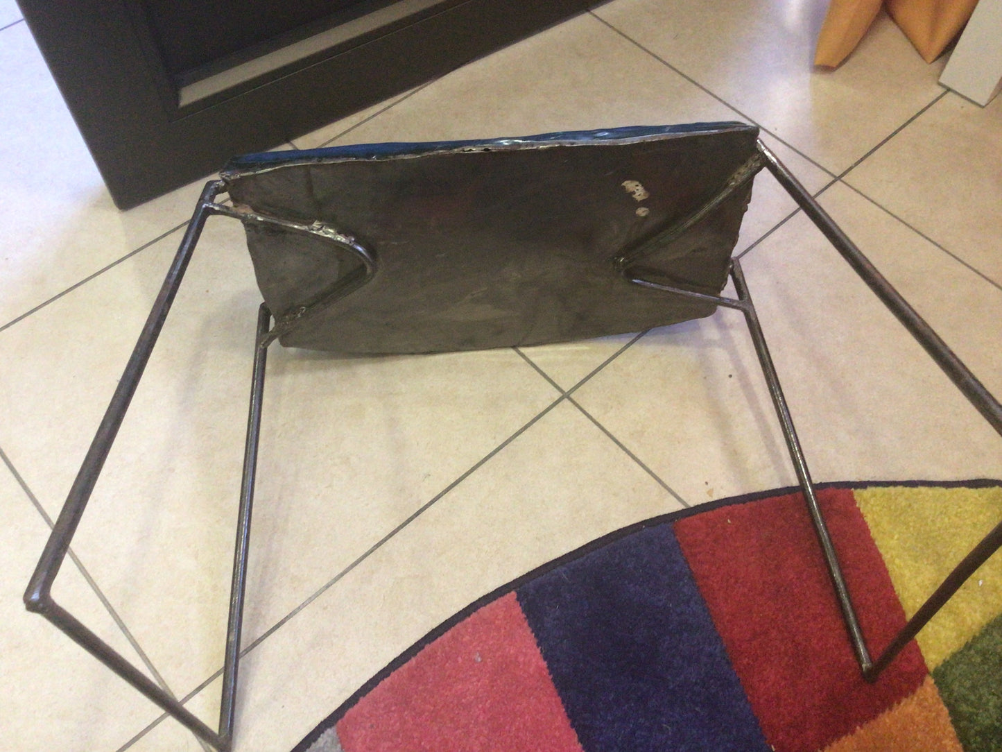 Tabouret recyclé en forme de réservoir