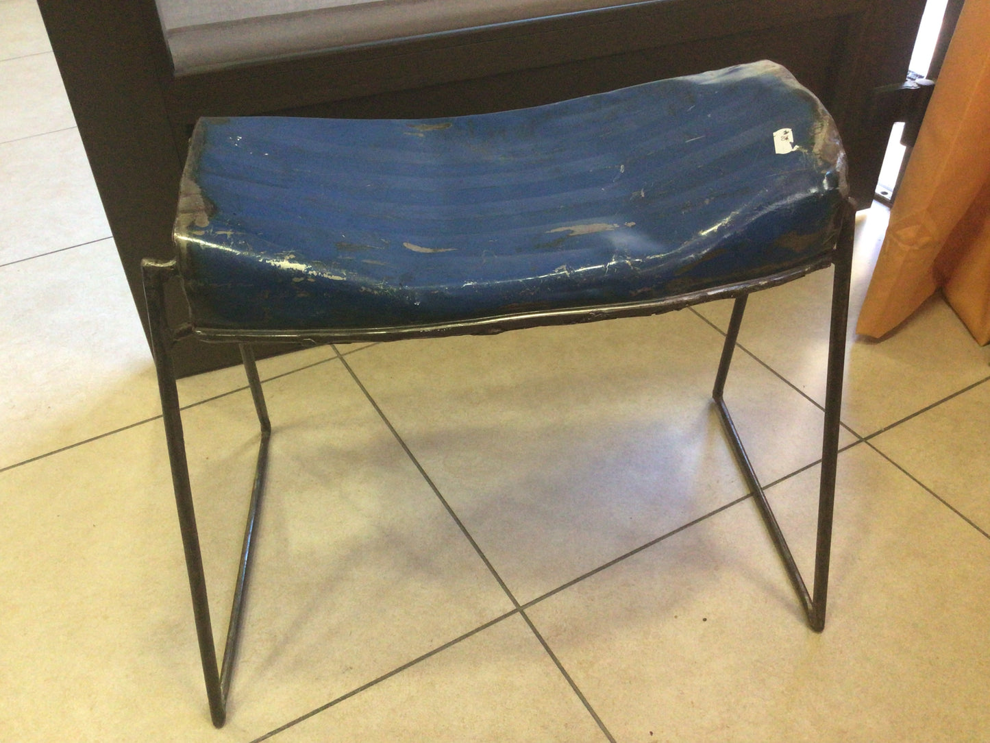 Tabouret recyclé en forme de réservoir