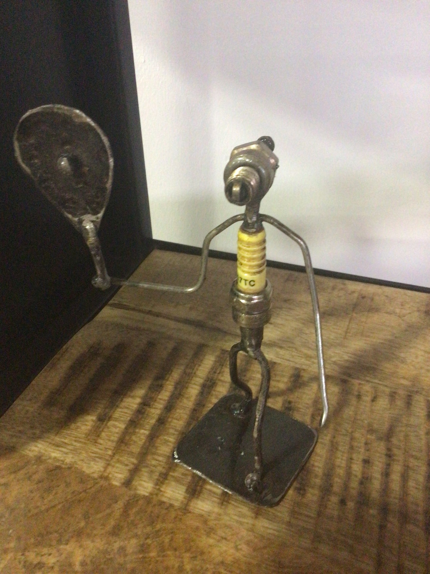 Figurines avec bougies et matériaux recyclés