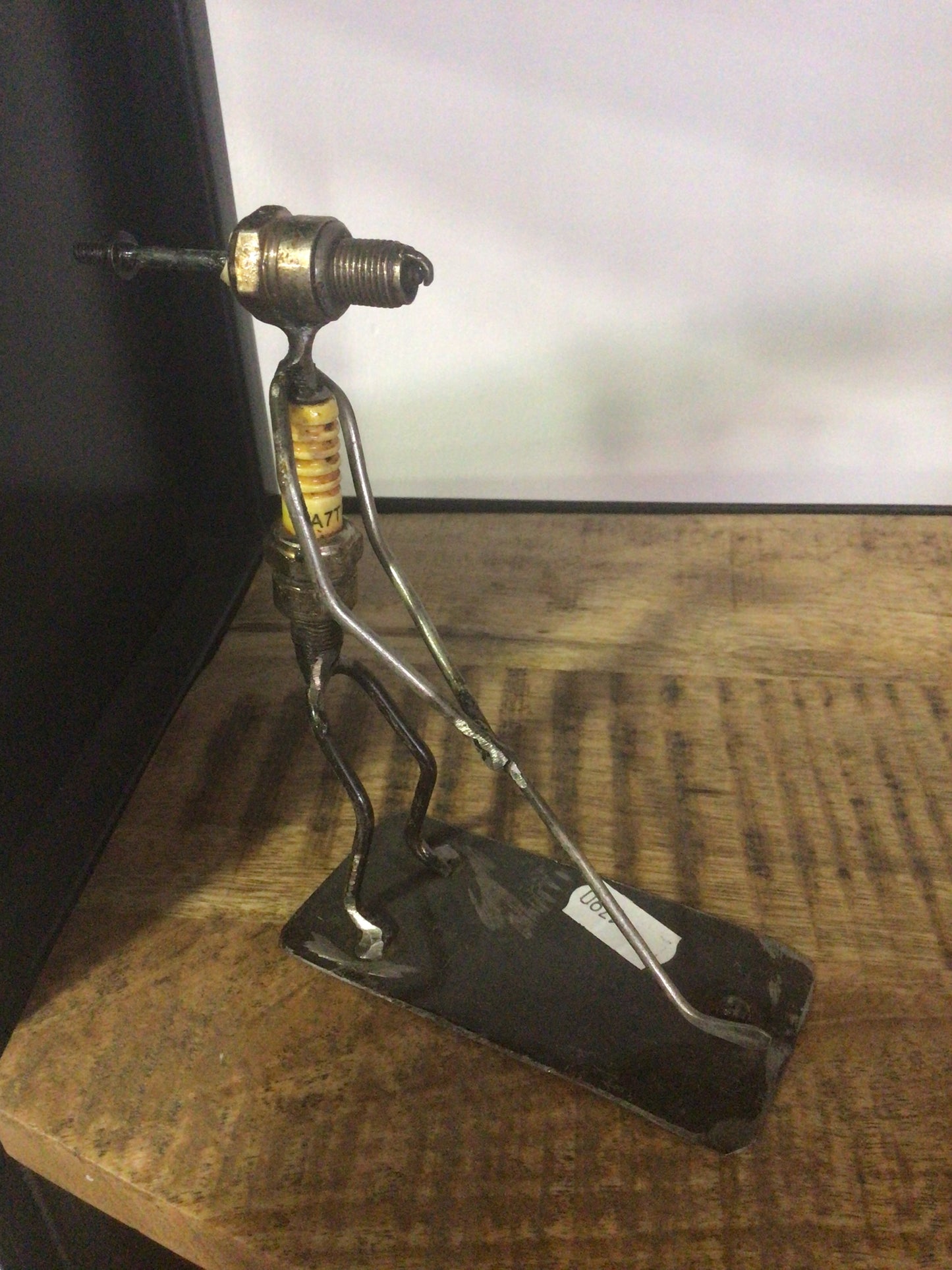 Figurines avec bougies et matériaux recyclés