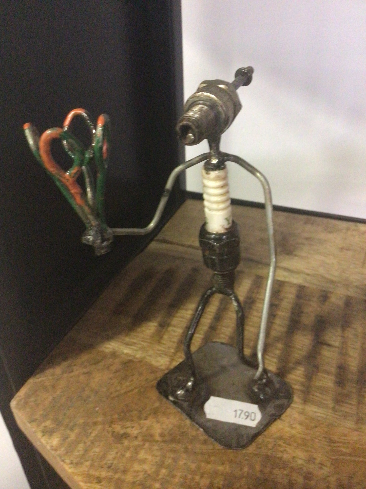 Figurines avec bougies et matériaux recyclés