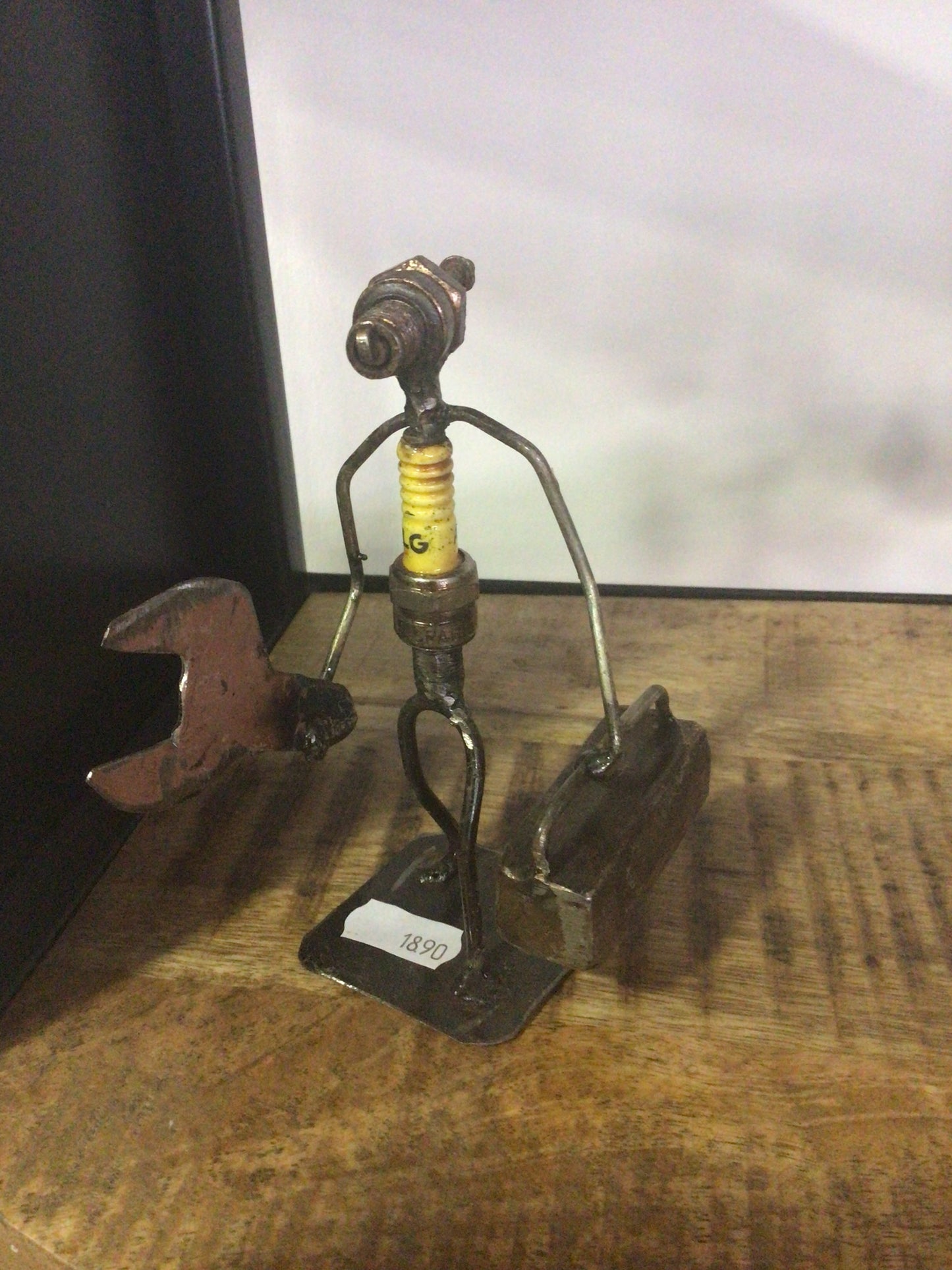 Figurines avec bougies et matériaux recyclés