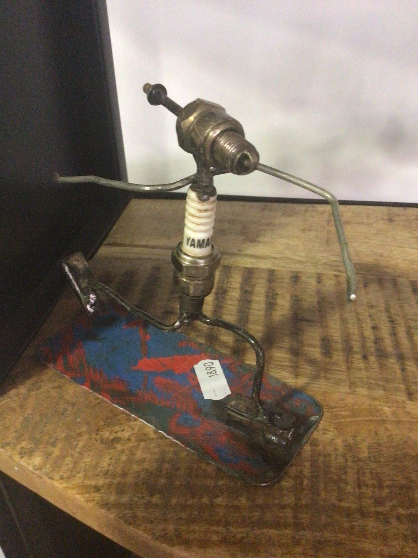 Figurines avec bougies et matériaux recyclés