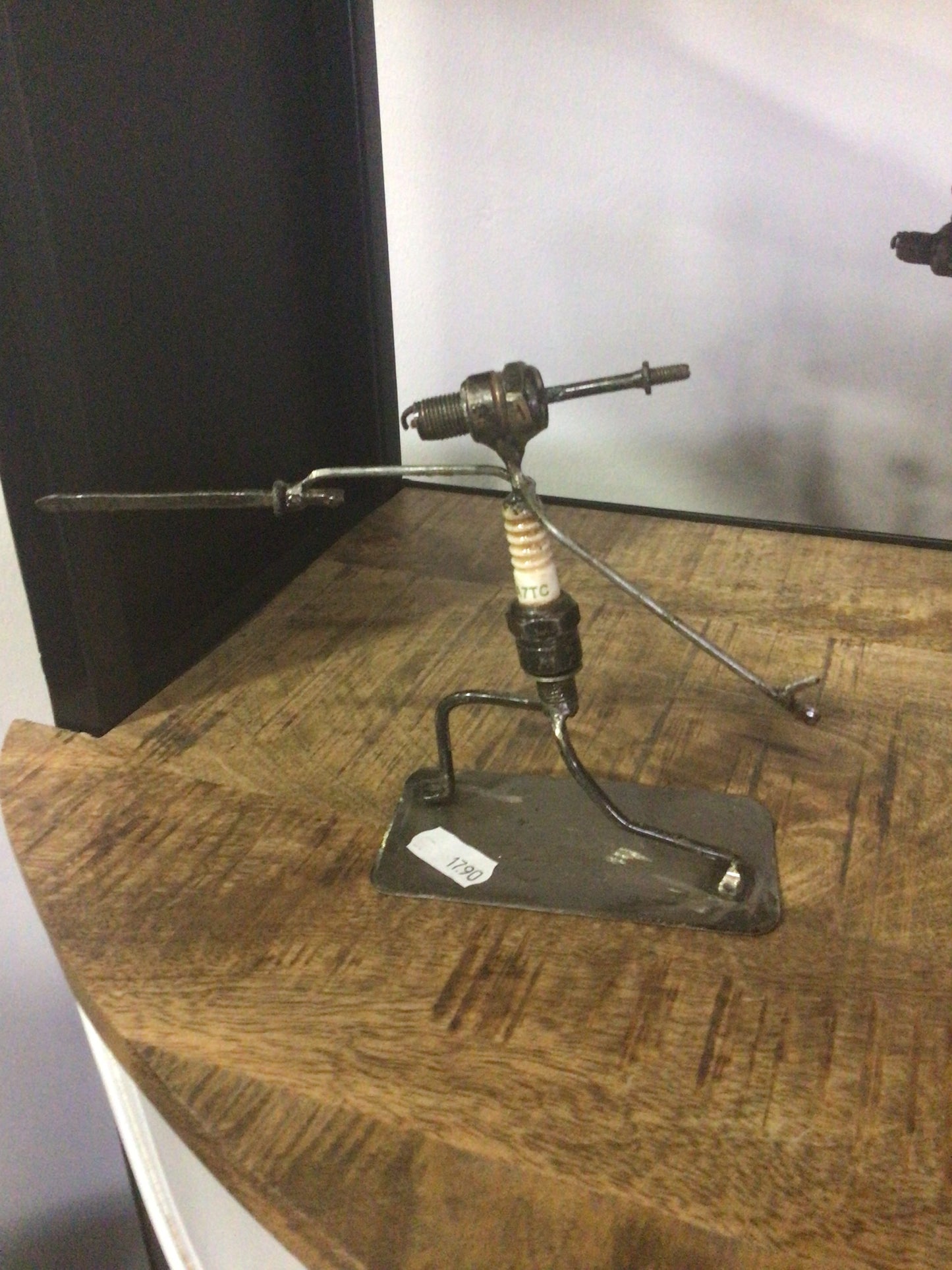 Figurines avec bougies et matériaux recyclés