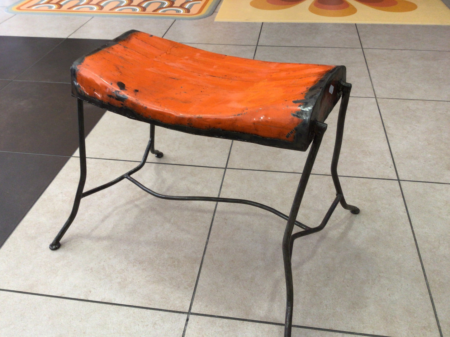 Tabouret recyclé en forme de réservoir