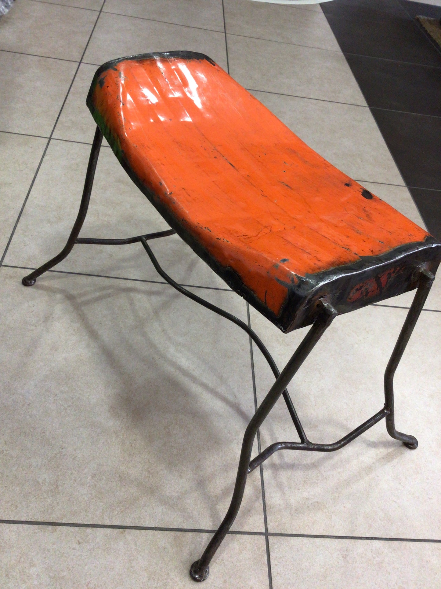 Tabouret recyclé en forme de réservoir