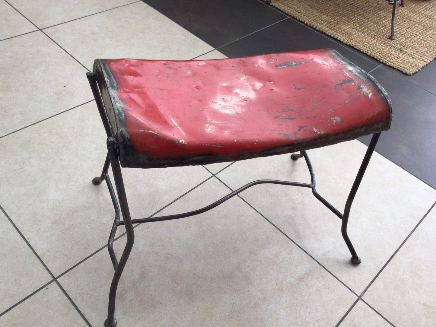Tabouret recyclé en forme de réservoir