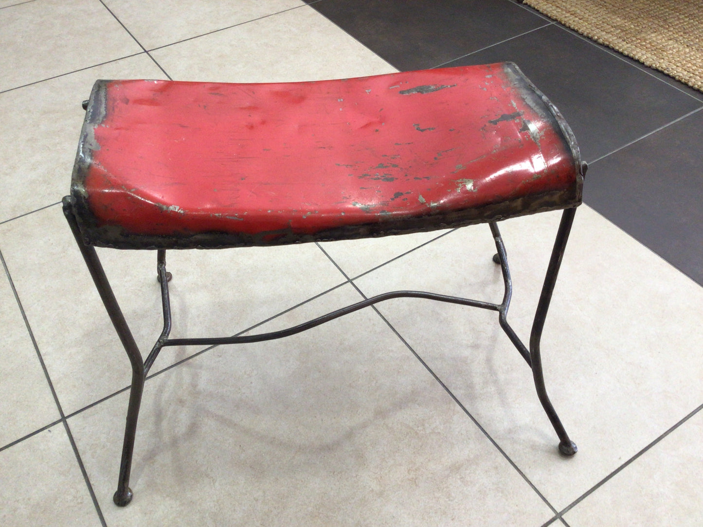 Tabouret recyclé en forme de réservoir