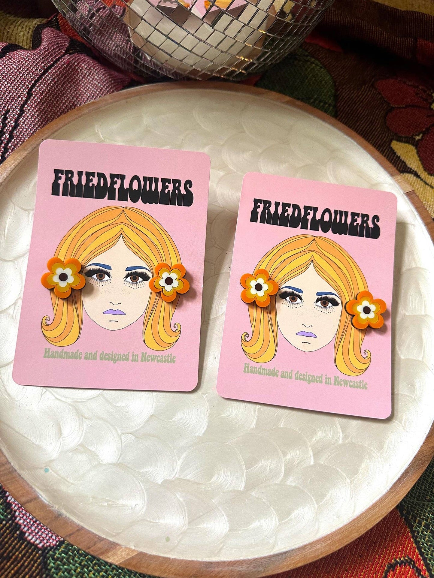 Boucles d'oreilles puces fleur rétro groovy