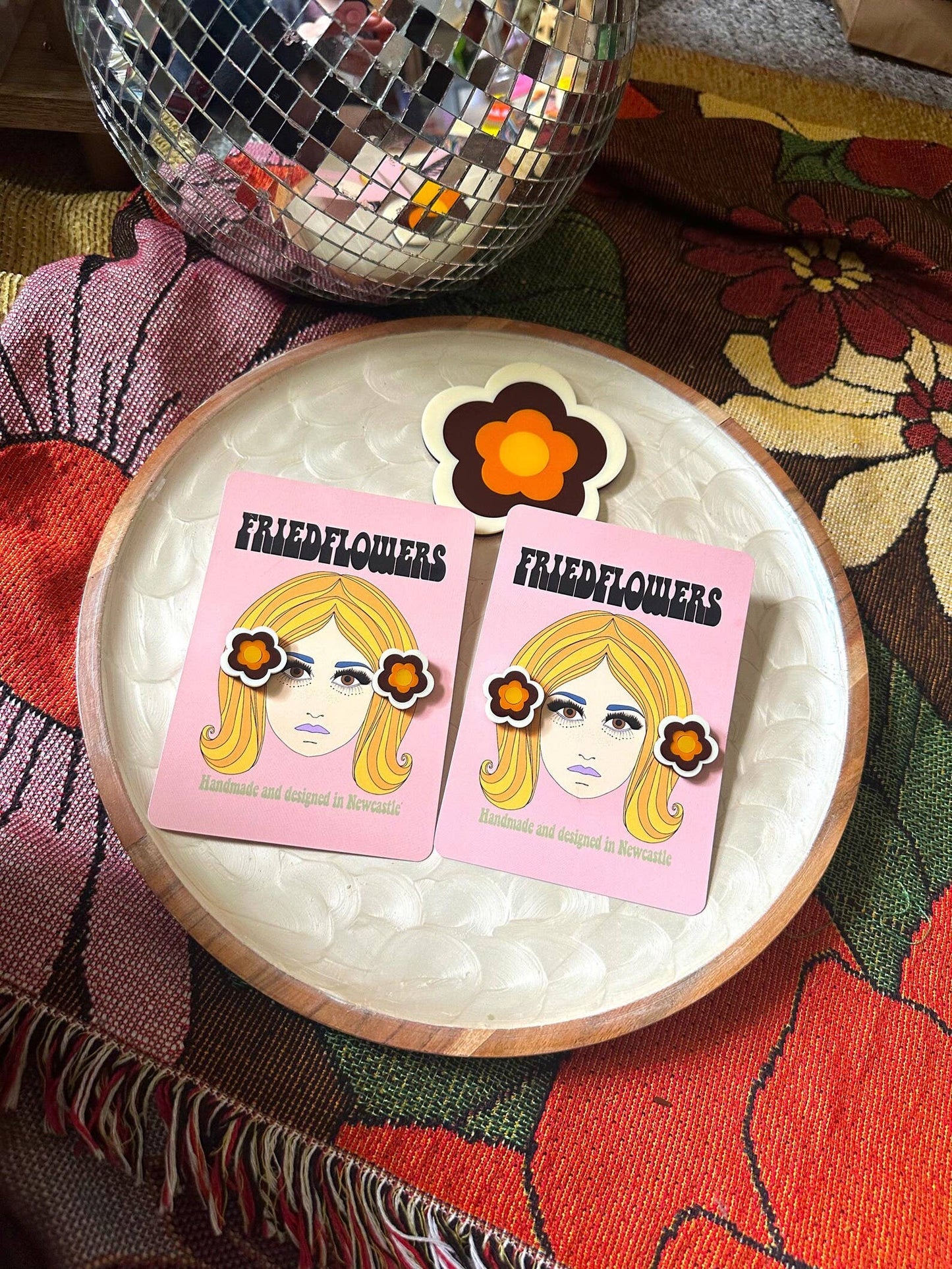 Boucles d'oreilles fleur stud inspirées des années 1970 Cecilia