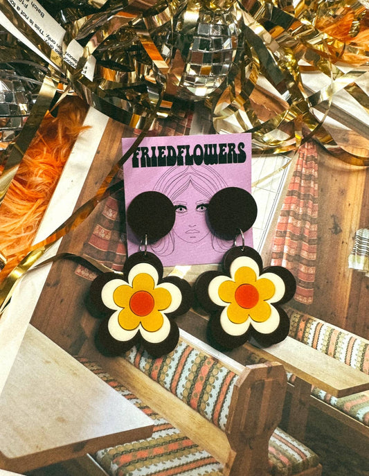 Boucles d'oreilles groovy en forme de fleur marron d'inspiration rétro des années 1970