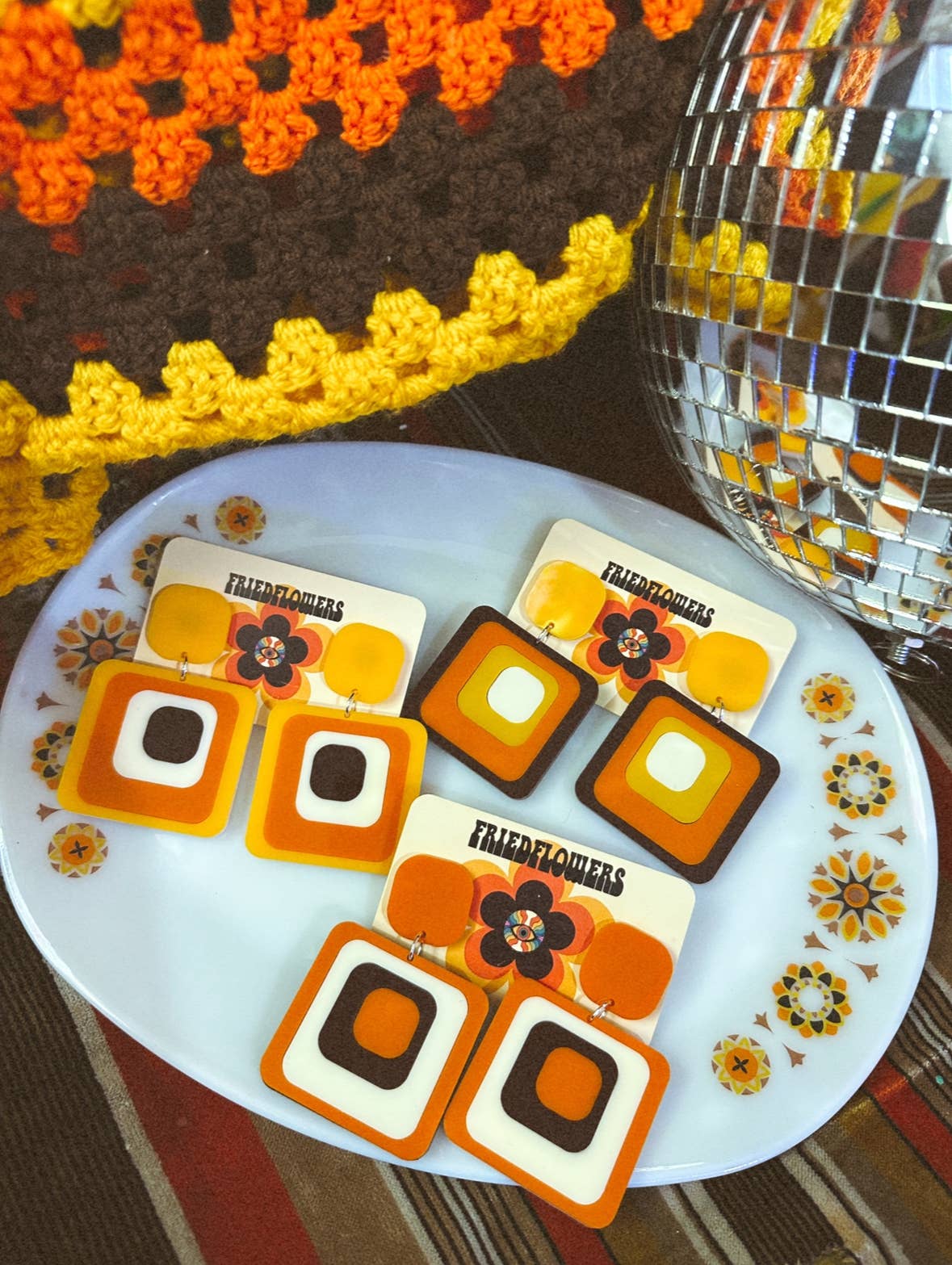 Boucles d'oreilles Groovy des années 1970 d'inspiration rétro Ruby Tuesday Square