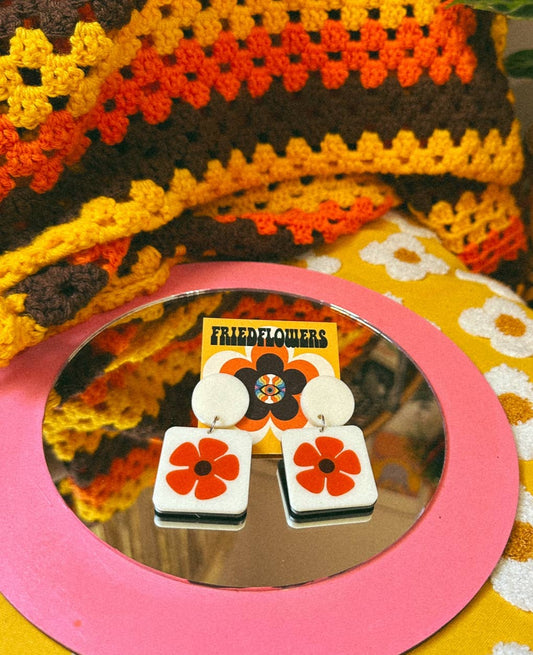 Boucles d'oreilles Little Layla en forme de fleur d'inspiration rétro des années 1970