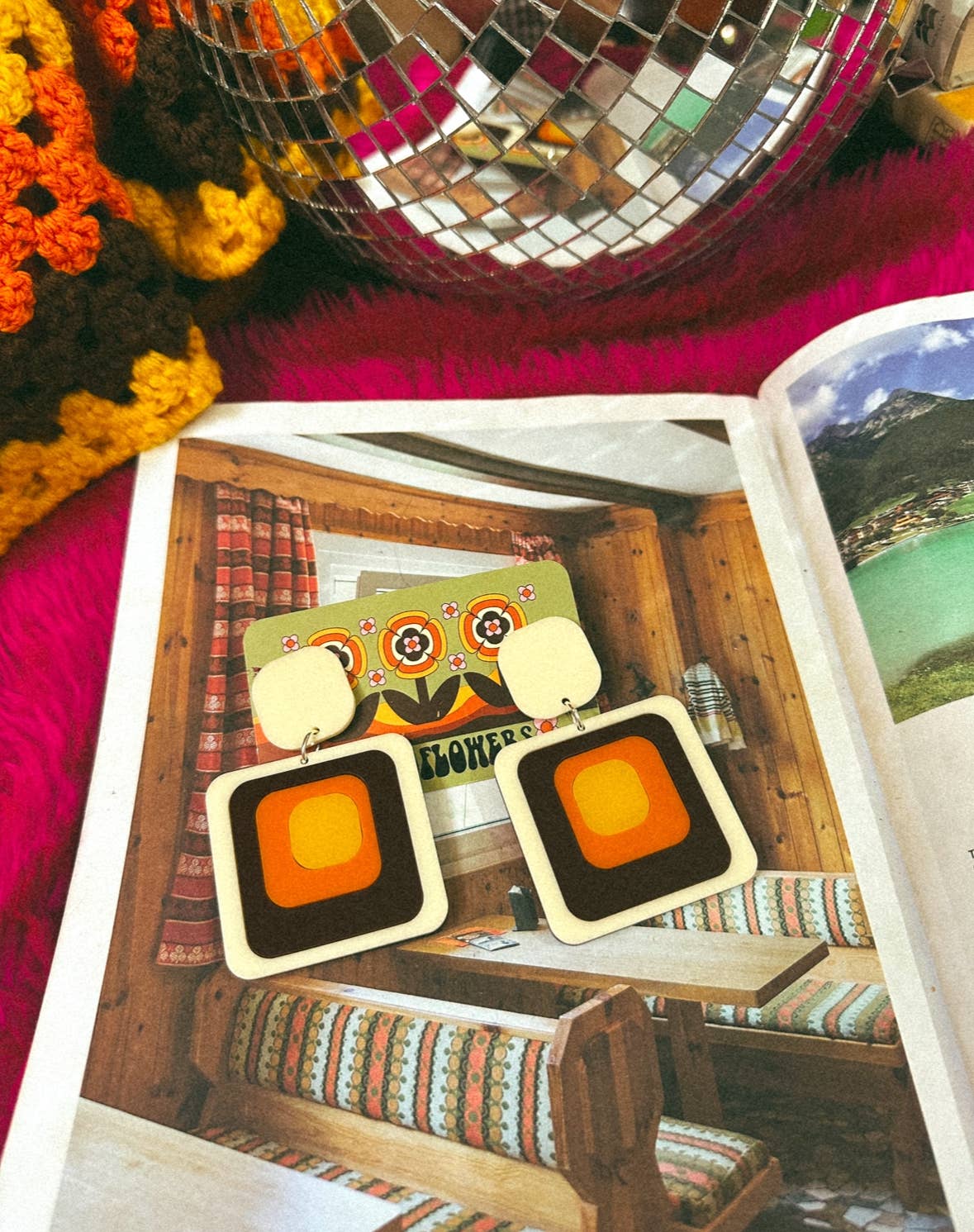 Boucles d'oreilles Groovy des années 1970 d'inspiration rétro Ruby Tuesday Square