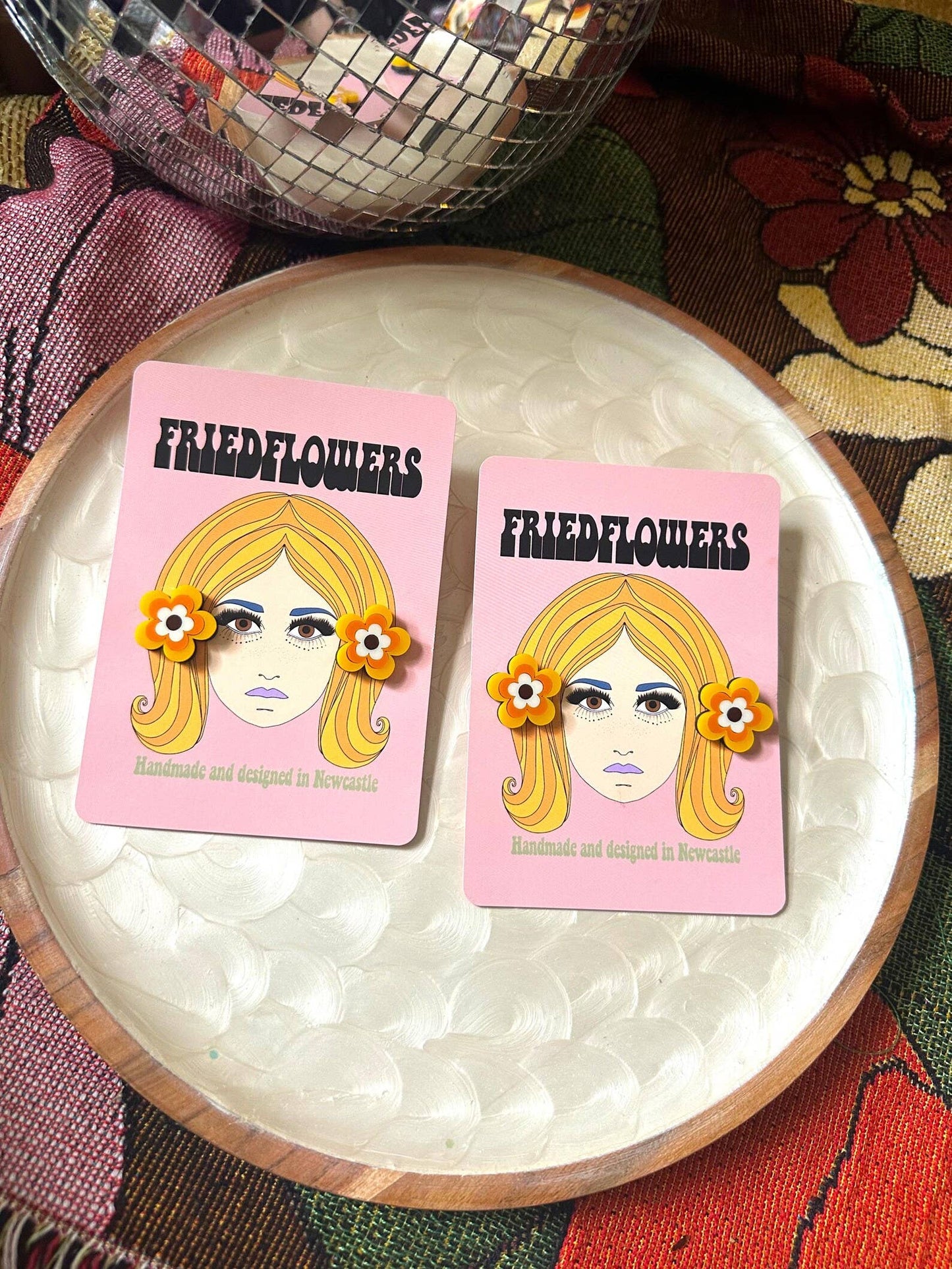 Boucles d'oreilles puces fleur rétro groovy