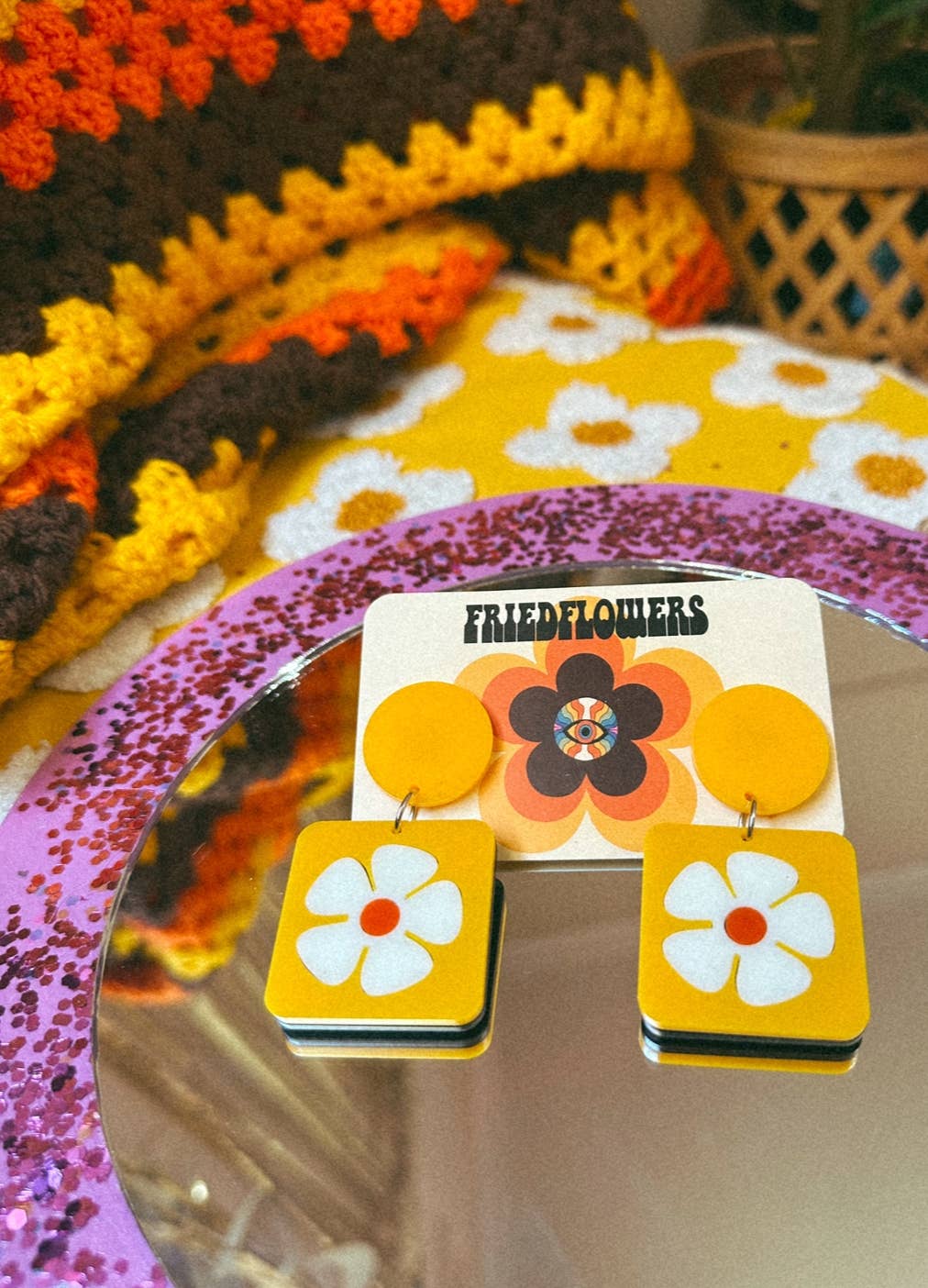 Boucles d'oreilles Little Layla en forme de fleur d'inspiration rétro des années 1970