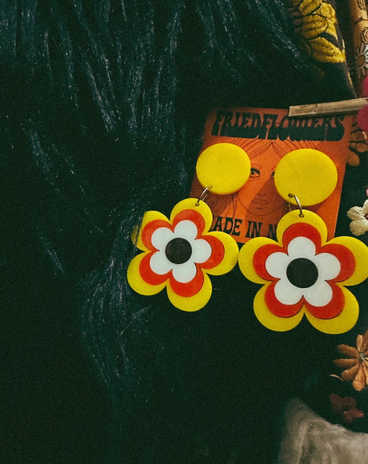 Boucles d'oreilles en forme de fleurs inspirées des années 1970