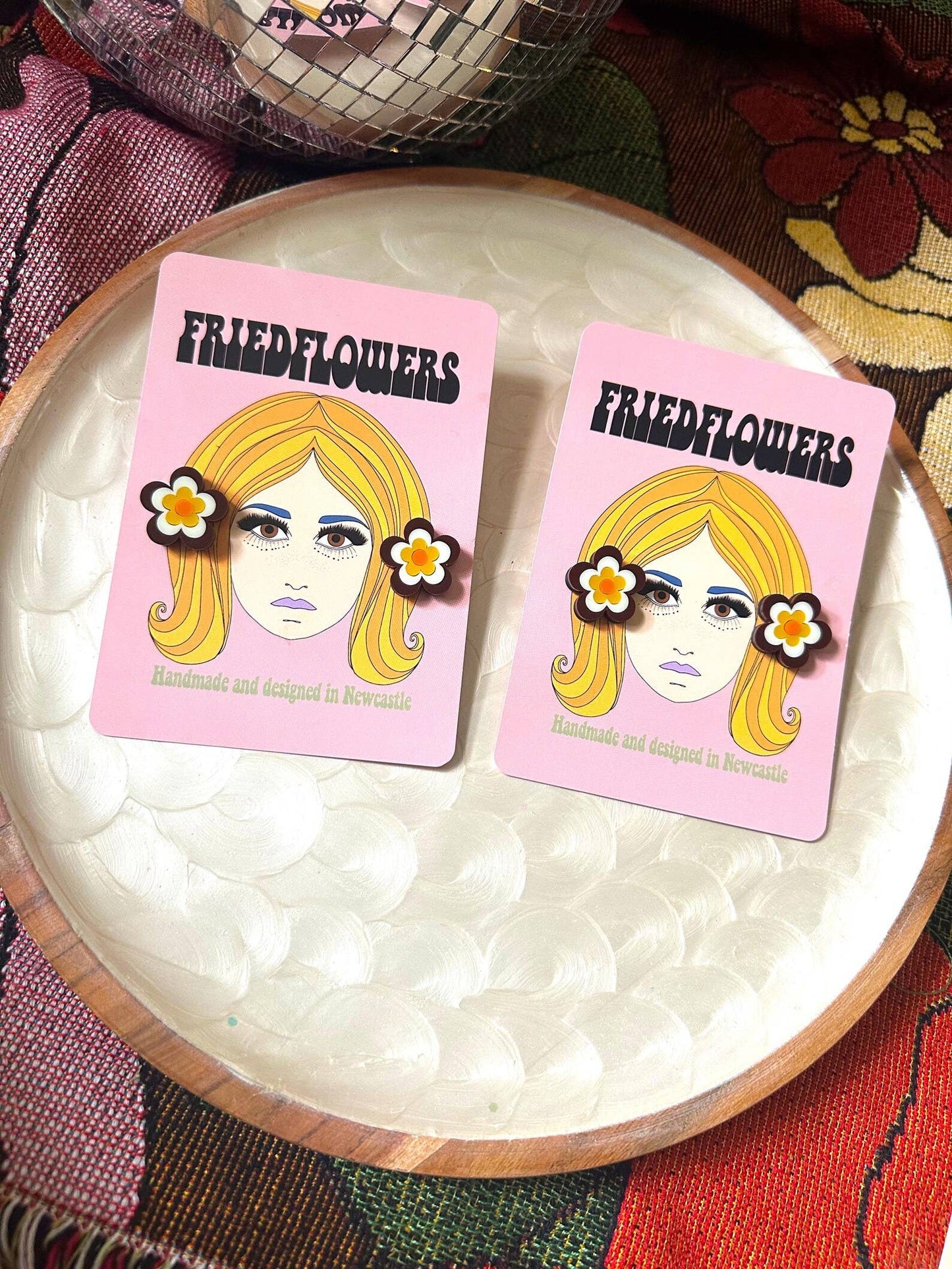 Boucles d'oreilles puces fleur rétro groovy