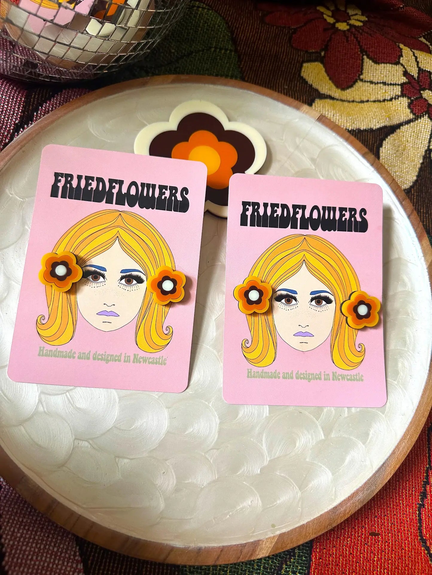 Boucles d'oreilles fleur stud inspirées des années 1970 Cecilia