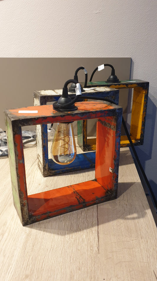 Große recycelte Lampe mit Glühbirne