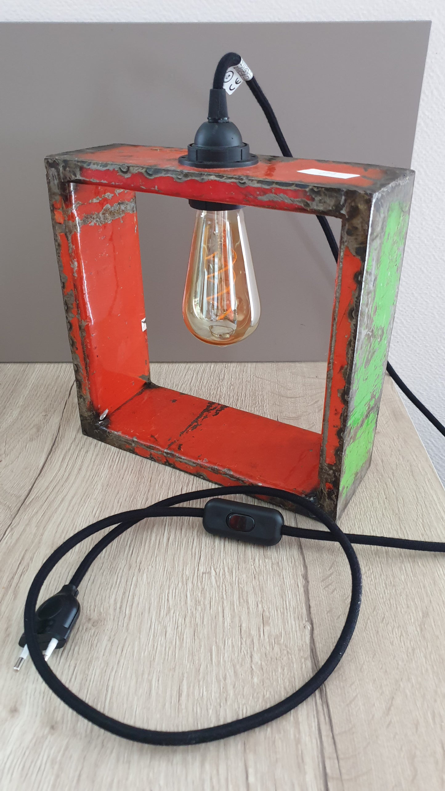 Große recycelte Lampe mit Glühbirne