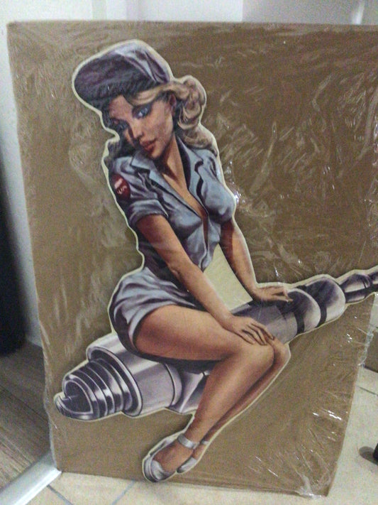 Plaque Pin up assise sur une bougie